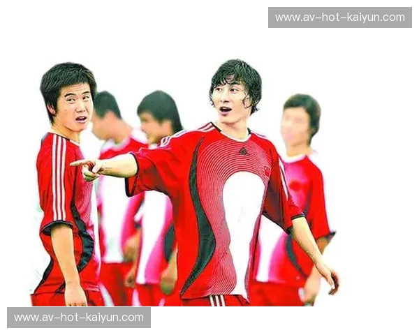 龙狮之约:这一场中新大战,不仅仅是进球,更是青春与热血的最终救赎 龙狮之约:这一场中新大战,不仅仅是进球,更是青春与热血的最终救赎